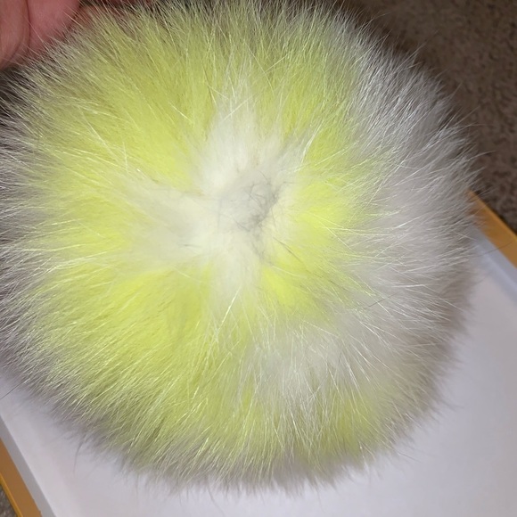 Fendi PomPom Keychain White - Picture 2 of 4